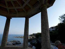 kreisverkehr auf der küstenstraße von s'agaro an der costa brava foto