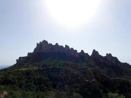 profil der berge von montserrat, nördlich der stadt barcelona. foto