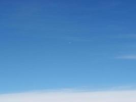 Luftaufnahme der Wolkenlandschaft durch das Flugzeugfenster gesehen foto