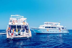 Hurghada, Ägypten. 3. August 2014 - weißes Schiff mit Tauchern vor Anker in der Nähe eines Korallenriffs foto