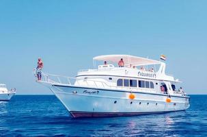 Hurghada, Ägypten. 3. August 2014 - weißes Schiff mit Tauchern vor Anker in der Nähe eines Korallenriffs foto