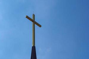 das Kreuz auf Hintergrund des blauen Himmels foto