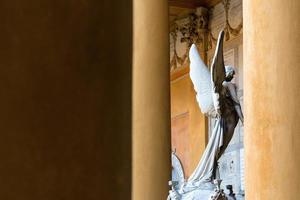 bologna, italien-januar 23,2016-altes grab innerhalb des monumentalen friedhofs der certosa di bologna an einem sonnigen tag. foto