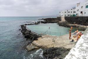 lanzarote, spanien-august 7,2018-blick auf die kleine stadt punta mujeres auf der insel lanzarote, berühmt für ihre natürlichen schwimmbäder an einem bewölkten tag foto