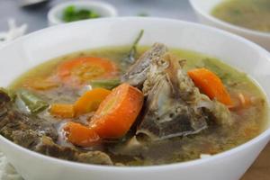 indonesisches essen, rippchensuppe mit gemischten karotten und gemüse foto