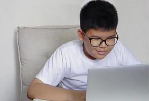 hautnah gesicht niedlicher junge, der spaß beim beobachten des laptops hat. Bildungs-, Lern- und Technologiekonzept. foto