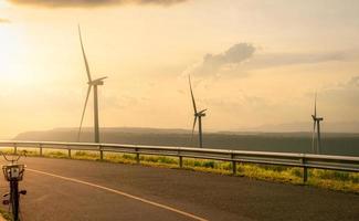 Windenergie. Windkraft. nachhaltige, erneuerbare Energie. Windkraftanlagen erzeugen Strom. windmill farm auf einem berg mit blauem himmel. Grüne Technologie. nachwachsender Rohstoff. nachhaltige Entwicklung. foto