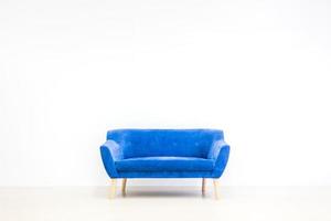 minimales Konzept des Wohninterieurs mit blauem Sofa foto