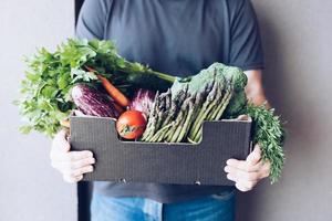 Lieferung von frischem Bio-Gemüse und -Gemüse foto