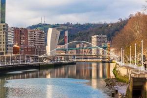 zubizuri, die brücke campo volantin, bilbao, spanien foto