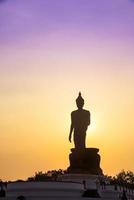 15,87 m oder 52 Fuß hohe Buddha-Statue in Phutthamonthon, Bangkok, Thailand foto