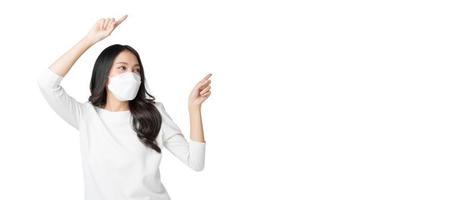 junge asiatin, die eine hygienemaske trägt, um eine infektion durch das corona-virus luftverschmutzung pm2.5 in isoliert auf weißem hintergrund zu verhindern foto