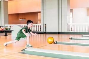 süßes kind mit ball im bowlingclub foto