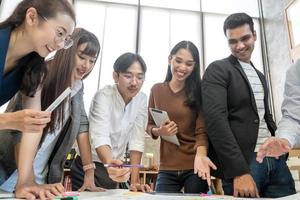 gruppe asiatischer geschäftsleute teamsitzung im modernen büroarbeitsdesignplanungs- und ideenkonzept foto