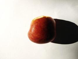 rote Äpfel isoliert auf weißem Hintergrund. Äpfel sind bekanntermaßen kalorienarm und enthalten eine Vielzahl von Vitaminen und Mineralstoffen, wie Vitamin A, Vitamin B6, Vitamin C und Kalium. foto