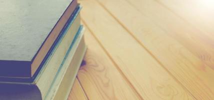 Nahaufnahmebücher auf braunem Holztisch für Hintergrund foto