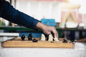 lokale thailänder spielen altes traditionelles thailändisches schach im öffentlichen bereich - langsamer lebensstil ortsansässige mit schachbrettspielkonzept foto