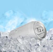 Aluminium-Blechdose mit Eiswürfeln auf blauem Hintergrund. blank metallic kann bier soda wasser saft verpackung trinken foto