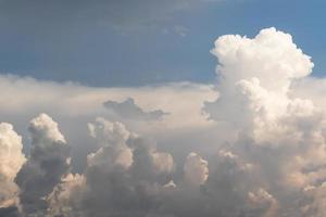 Wolken im Himmel vor Regen foto