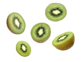 Kiwis schweben auf weißem Hintergrund foto