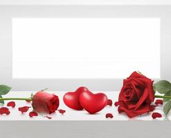 rote herzen, rote rosen und rosenblätter auf weißem holztisch, valentinstagkonzept foto