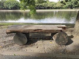 alte Holzbank oder Holzstuhl im Park foto