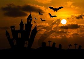 Schlossschattenbild in der Halloween-Nacht foto