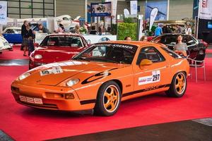 friedrichshafen - mai 2019 orange porsche 928 gt 1988 coupe bei motorworld classics bodensee am 11. mai 2019 in friedrichshafen, deutschland foto