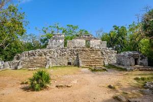 maya-ruinen im schatten von bäumen im tropischen dschungelwald playa del carmen, riviera maya, yu atan, mexiko foto