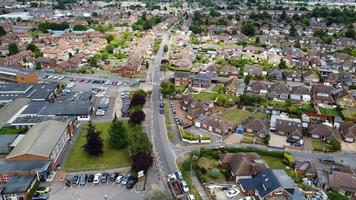 eine luftaufnahme und hochwinkelansicht des spielplatzes einer high school of boys in der stadt luton in england, britische autobahnen und autobahnen foto