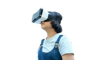 asiatische Mädchen sind begeistert von der vr-Erfahrung allein auf Weiß, Online-Bildung, Bildung, Gadgets, Technologie und Videospielkonzepten. foto