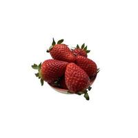 Erdbeere auf einem runden Teller isolierte Beeren, süße, köstliche Sommerfrüchte voller Vitamine, Beschneidungspfad, Seitenansicht