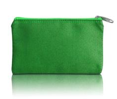 grüne Stofftasche mit Reißverschluss auf weißem Hintergrund foto
