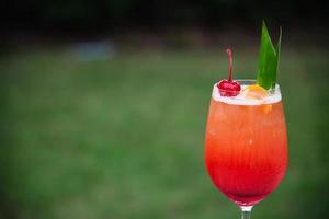 Cocktail-Rezeptname Mai Tai oder Mai Thai Weltweit bevorzugter Cocktail beinhaltet Rum-Limettensaft Orgeat-Sirup und Orangenlikör - süßes Alkoholgetränk mit Blume im Garten Relax-Urlaubskonzept foto