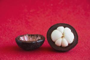 mangosteen thailändische beliebte früchte - eine tropische frucht mit süßen, saftigen weißen fleischsegmenten in einer dicken rotbraunen rinde. foto