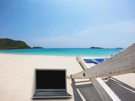 entspannen sie sich im strandkorb mit laptop am sauberen sandstrand mit blauem meer und klarem himmel - meer natur hintergrund entspannen sie sich im urlaubskonzept foto
