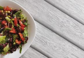 ganze Schüssel Gemüsesalat auf dem Tisch foto