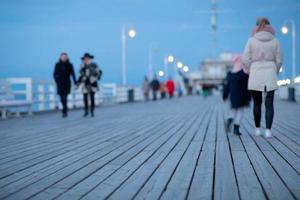 Menschen gehen entlang der Sopot-Pier in der Stadt Sopot, Polen. foto