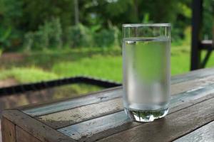 Glas Wasser im Freien, Glas Wasser und Eis auf weichem Hintergrund, foto