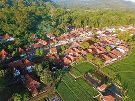 schöne luftaufnahme, dorf unter dem hügel, bandung - indonesien. foto