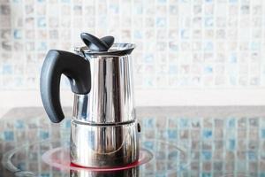 brühen von kaffee mit druck-moka-kanne auf der palette foto
