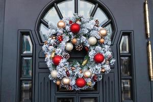 Adventskranz im Freien an der Haustür foto