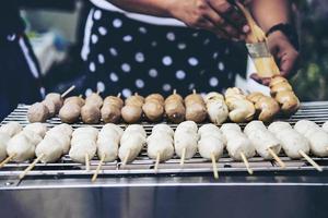 fleischbällchengrill lokales thailändisches straßenlebensmittelkonzept foto