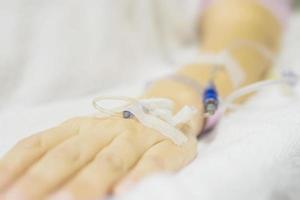 Ein Patient erhält Medikamente über eine intravenöse Therapie foto