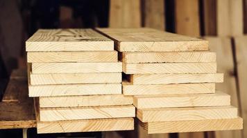 gestapelte Holzbretter aus Naturholz in einer holzverarbeitenden Industrie foto