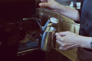 Vintage-Foto von Barista kocht Kaffee im Café foto