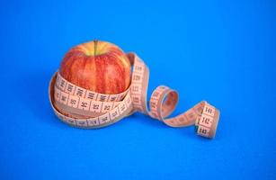 roter Apfel mit Zentimeterband foto