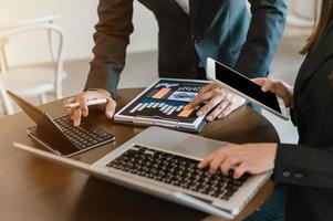 Geschäfts- und Personalkonzept. Prüfer liest einen Lebenslauf während der Arbeit am digitalen Tablet im Büro foto