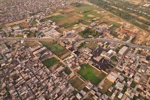 Blick aus der Vogelperspektive auf die Stadt Gujranwala und die Wohnhäuser in der überlasteten Luft von Punjab Pakistan foto