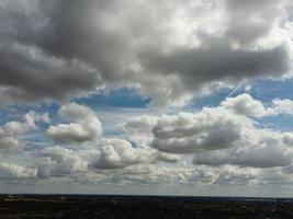 Schönster Himmel mit dicken Wolken über der britischen Stadt an einem heißen sonnigen Tag foto